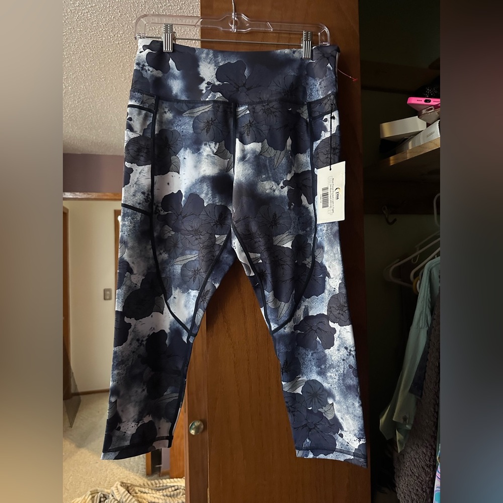 Zyia blue floral light n tight capris